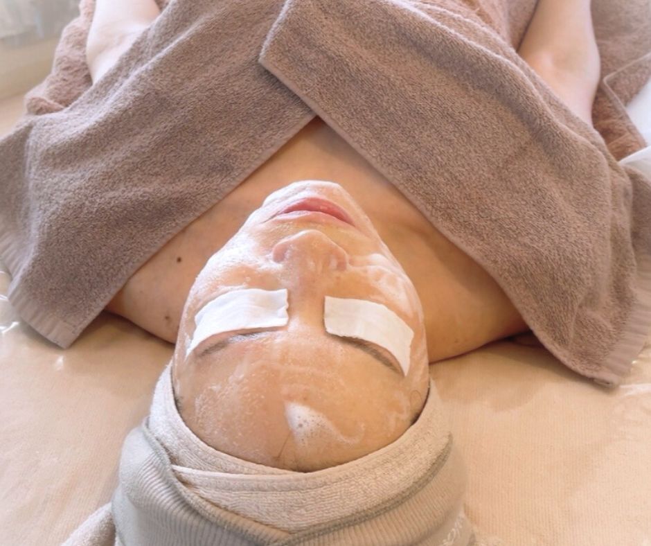 八尾　エステ　駅近　フェイシャル　フェイシャルエステ　光　保湿　美白　小顔　毛穴　ニキビ　しみ　たるみ　アンチエイジング　ヒト幹細胞　大阪　ウナ　una　una