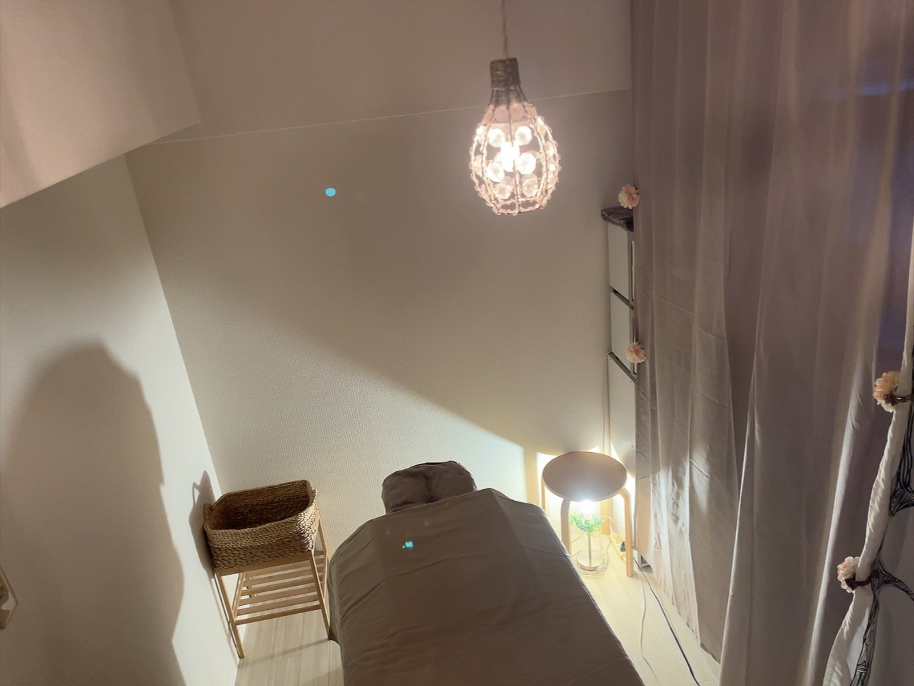 八尾　久宝寺　エステサロン　リラクゼーションサロン　個室　ウナ　una　うな　トリートメントルーム　室内の様子　天王寺　なんば　大阪　奈良