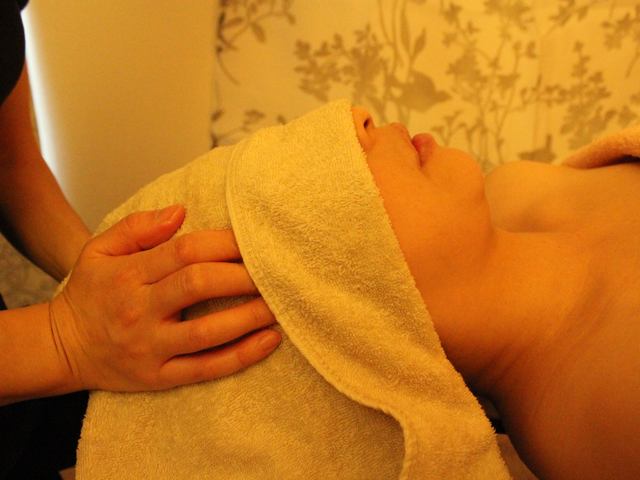 トリートメントルーム　アロマオイルマッサージ　アロマリンパマッサージ　エステサロン　リラクゼーションサロン　大阪府　八尾市　駅近　久宝寺　個室　女性専用　unaウナ☆エステ＆アロマリラクゼーションサロン